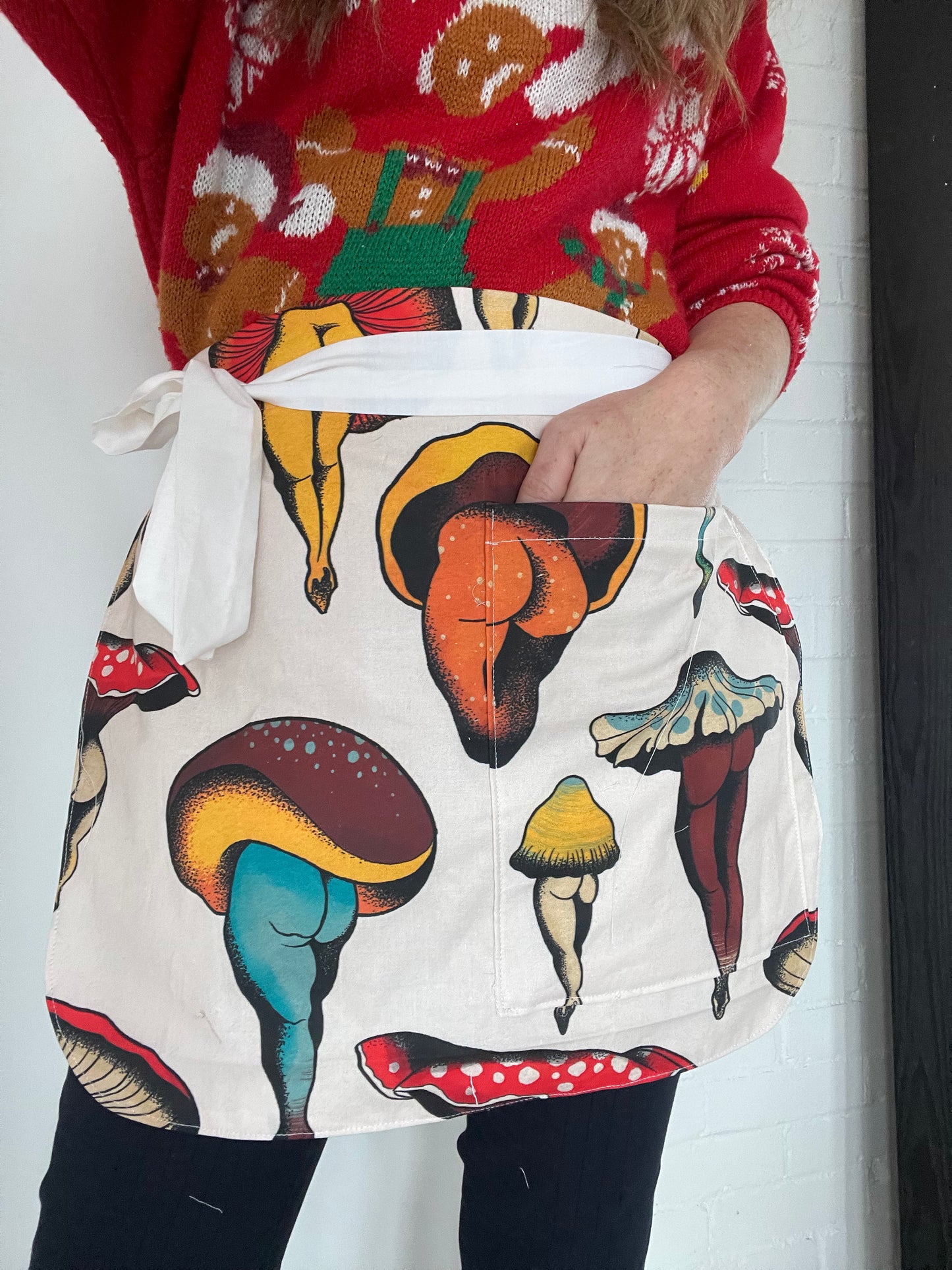 Tushroom Cafe Apron with pocket